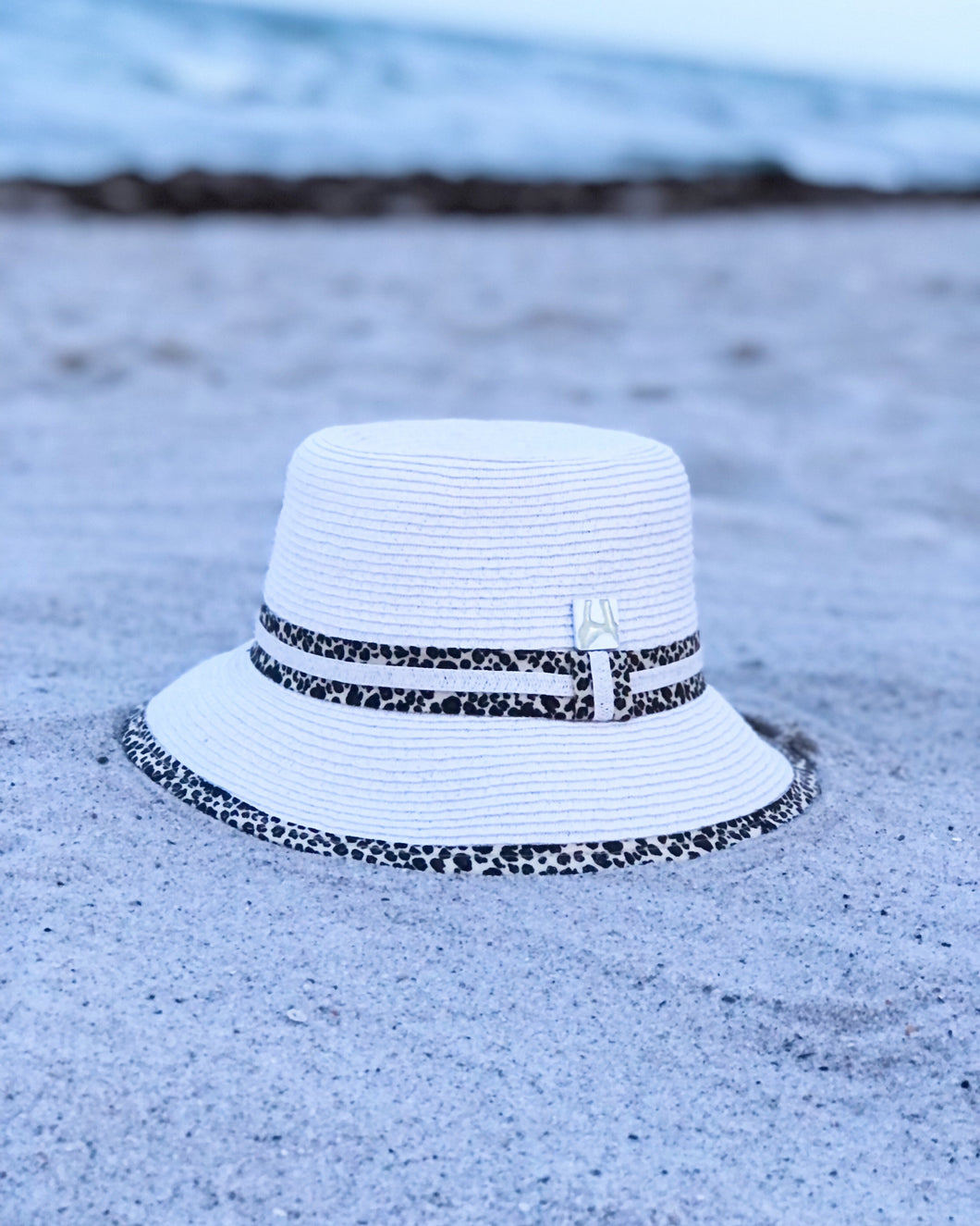 'On the prowl’ Bucket Hat